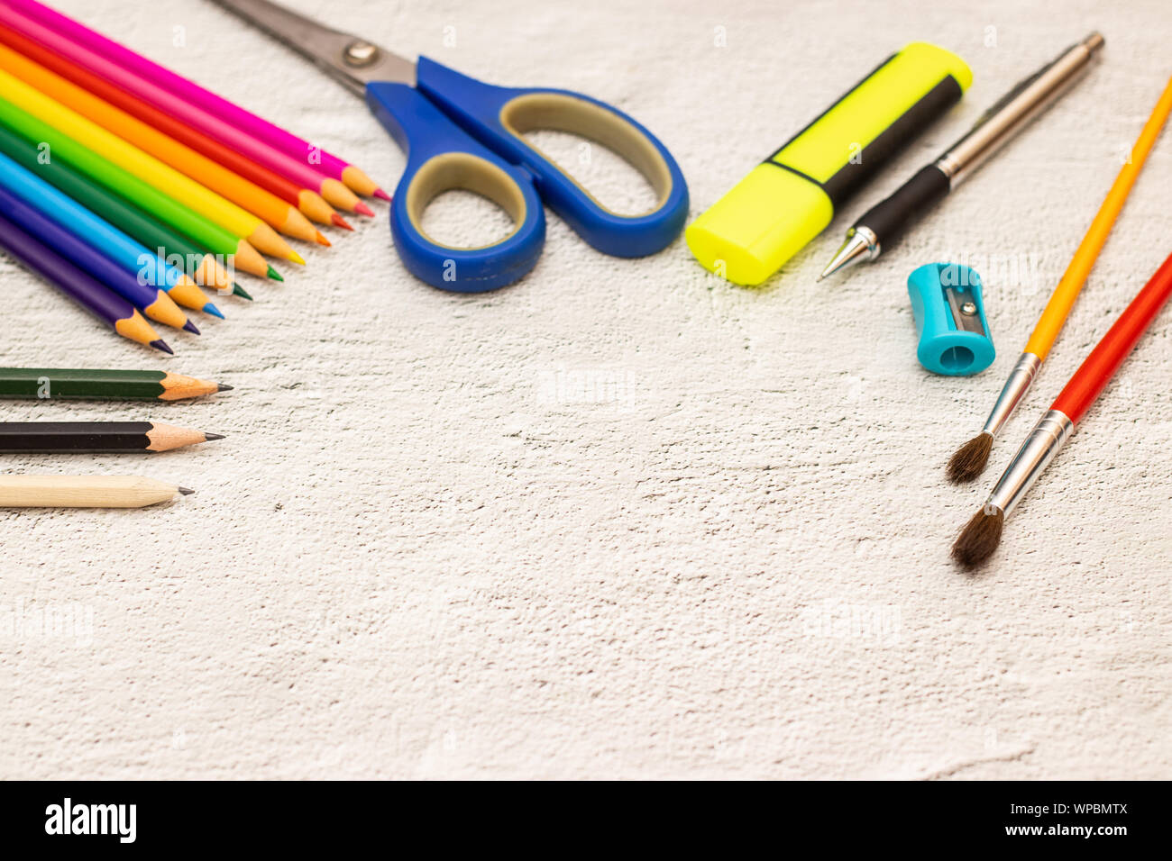 Zurück zu Schule - Schule liefert auf dem Schreibtisch Stockfoto
