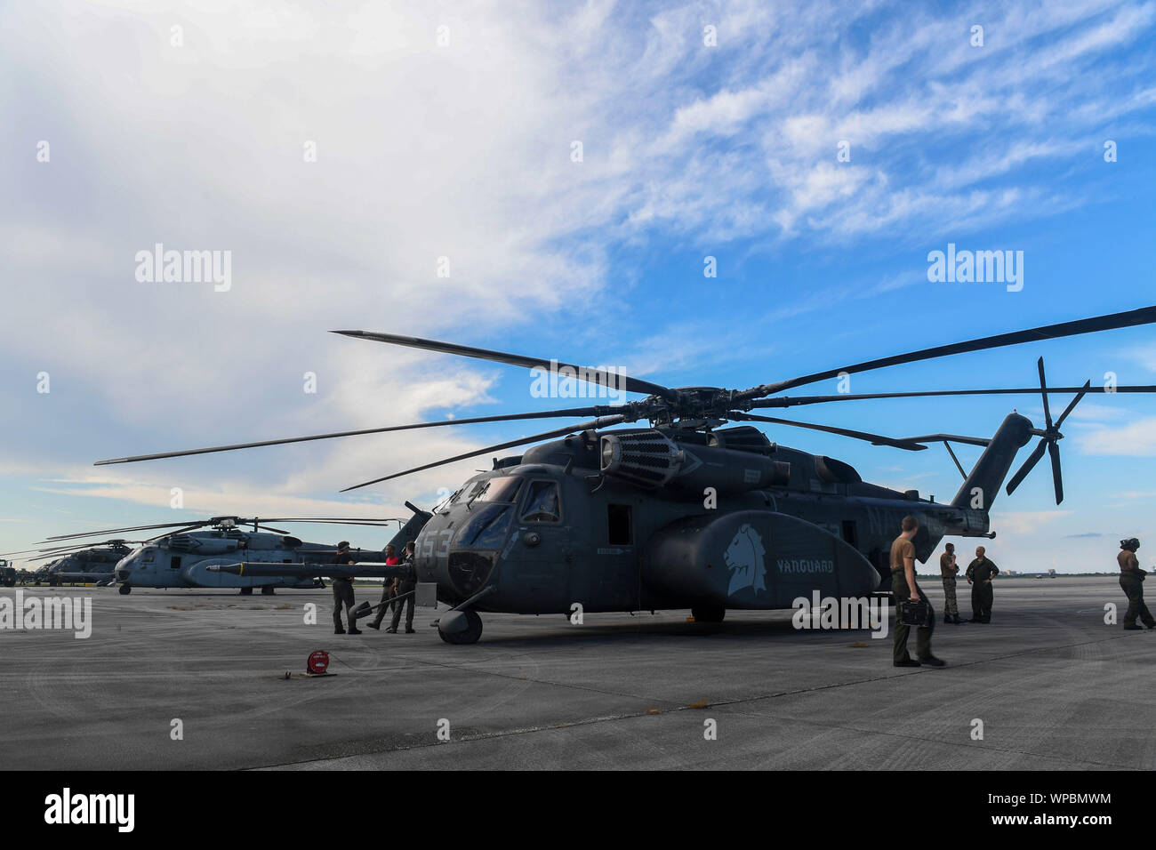 Segler aus der United States Navy bereiten einen MH-53E Sea Dragon ist für Flüge in Homestead Air Reserve Base, Fla., Sept. 6, 2019, zur Unterstützung des Hurrikan Dorian Antwort. Die Verteidigungsminister autorisierten US Northern Command Transport Logistik für die Bewegung von USAID und Dritten humanitäre Güter und Personal in der gesamten Region zur Verfügung zu stellen und die Durchführung von Bewertungen der kritischen Transport Knoten die Lieferung humanitärer Hilfe zu erleichtern und den Fluss der Katastrophenhilfe in den Bereich zu maximieren. (U.S. Air Force Foto von Tech. Sgt. Joshua J. Garcia) Stockfoto