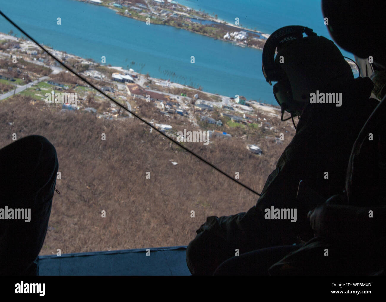 Gen. Terrence O'Shaughnessy, Commander, US Northern Command, Umfragen, die Schäden durch den Hurrikan Dorian in Abaco, Grand Bahama, Bahamas, Sept. 6, 2019 verursacht. Zur Unterstützung der Katastrophenhilfe in den Bahamas, die Verteidigungsminister autorisierten US Northern Command Transport Logistik für die Bewegung von USAID und Dritten humanitäre Güter und Personal in der gesamten Region zur Verfügung zu stellen und die Durchführung von Bewertungen der kritischen Transport Knoten die Lieferung humanitärer Hilfe zu erleichtern und den Fluss der Katastrophenhilfe in den Bereich zu maximieren. Stockfoto