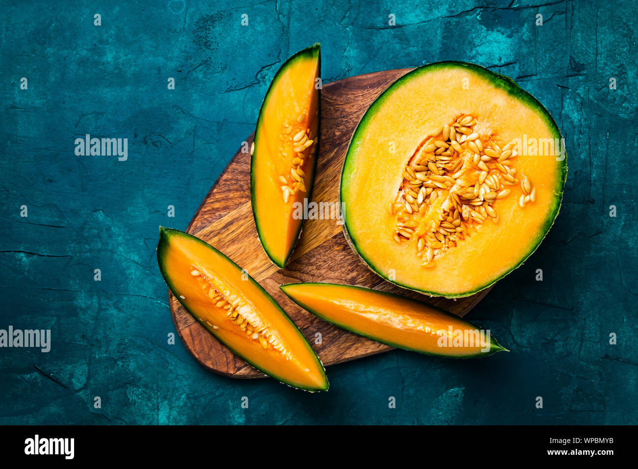 Flach essen Fotografie von frische Melone Schichten auf einem Blau Grün grunge Hintergrund mit kopieren. Sommer Obst. Stockfoto