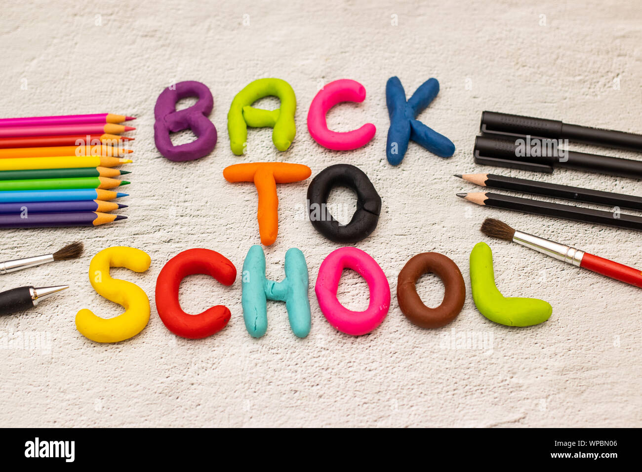 Zurück zu Schule - Schule liefert auf dem Schreibtisch Stockfoto