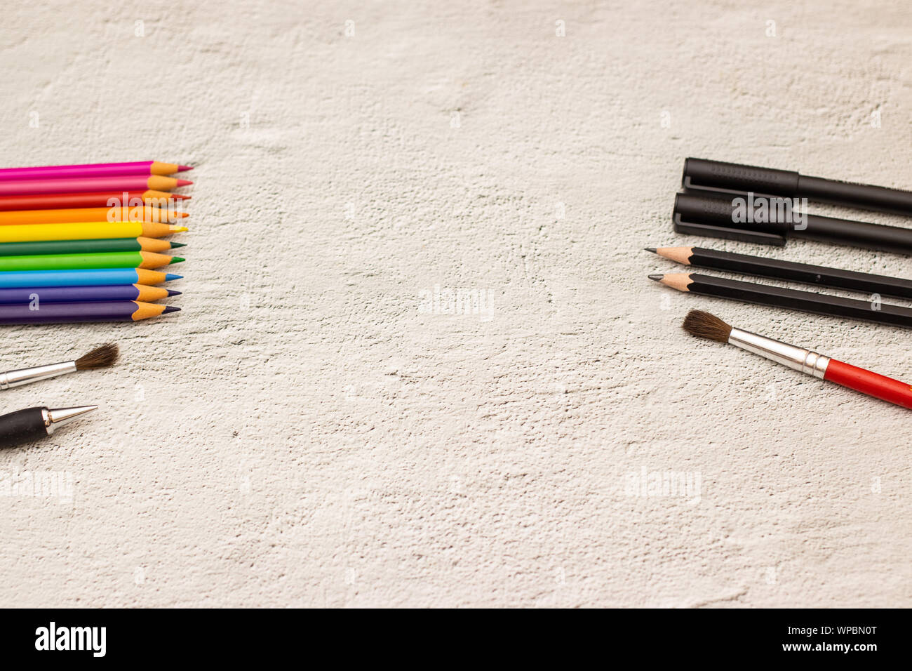 Zurück zu Schule - Schule liefert auf dem Schreibtisch Stockfoto