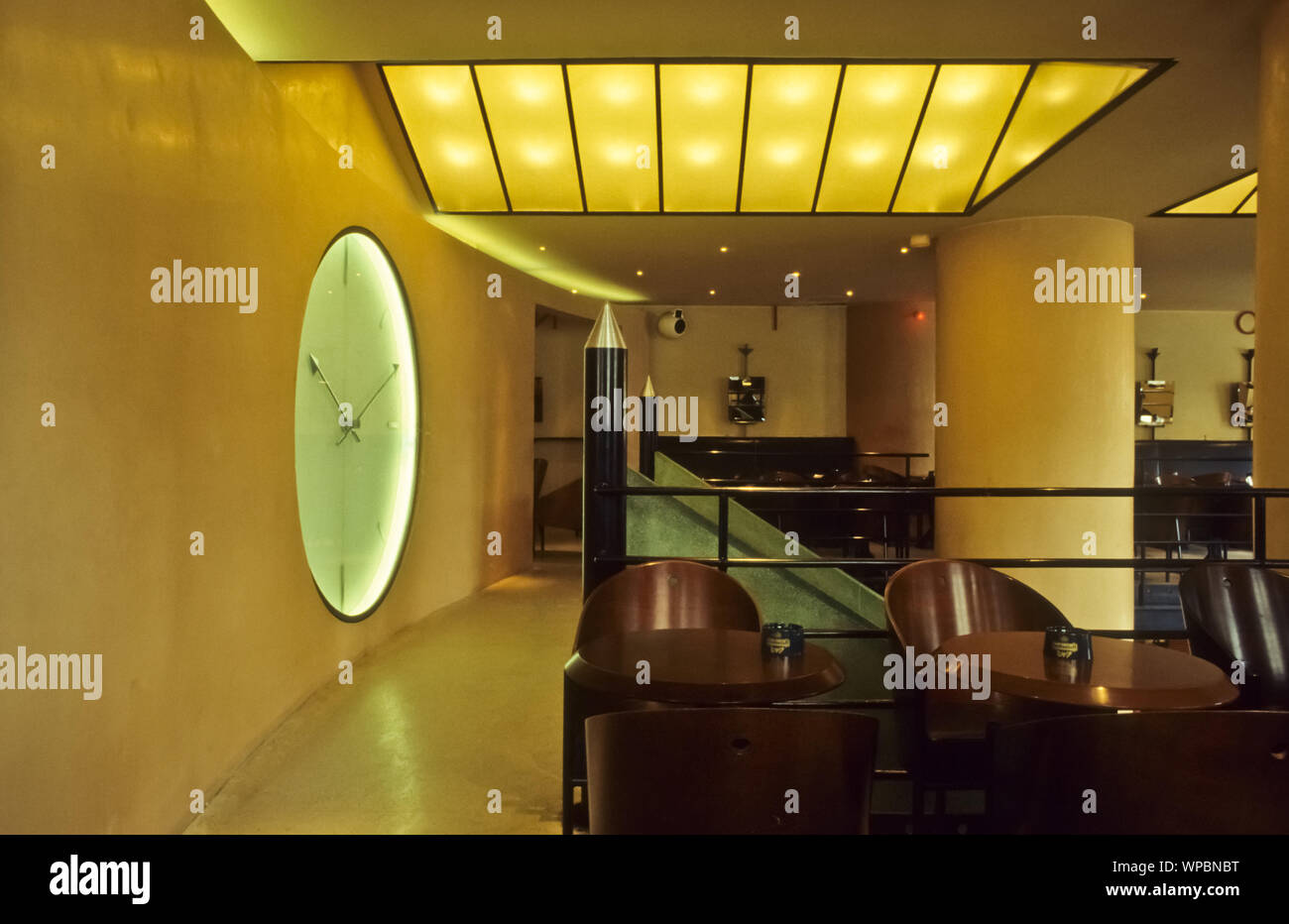 Mit der Gestaltung des Cafe Costes 1984 am Pariser Platz des Unschuldigen, dem Designer Philippe Starck gelang der Aufstieg in die internationale Design Stockfoto