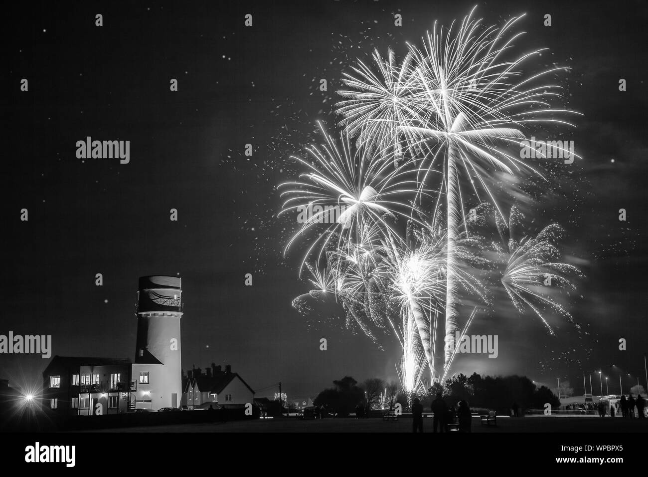 Feuerwerk in Norfolk über hunstanton in Schwarz und Weiß. Schönen Feuerwerk über Leuchtturm in Großbritannien Stockfoto