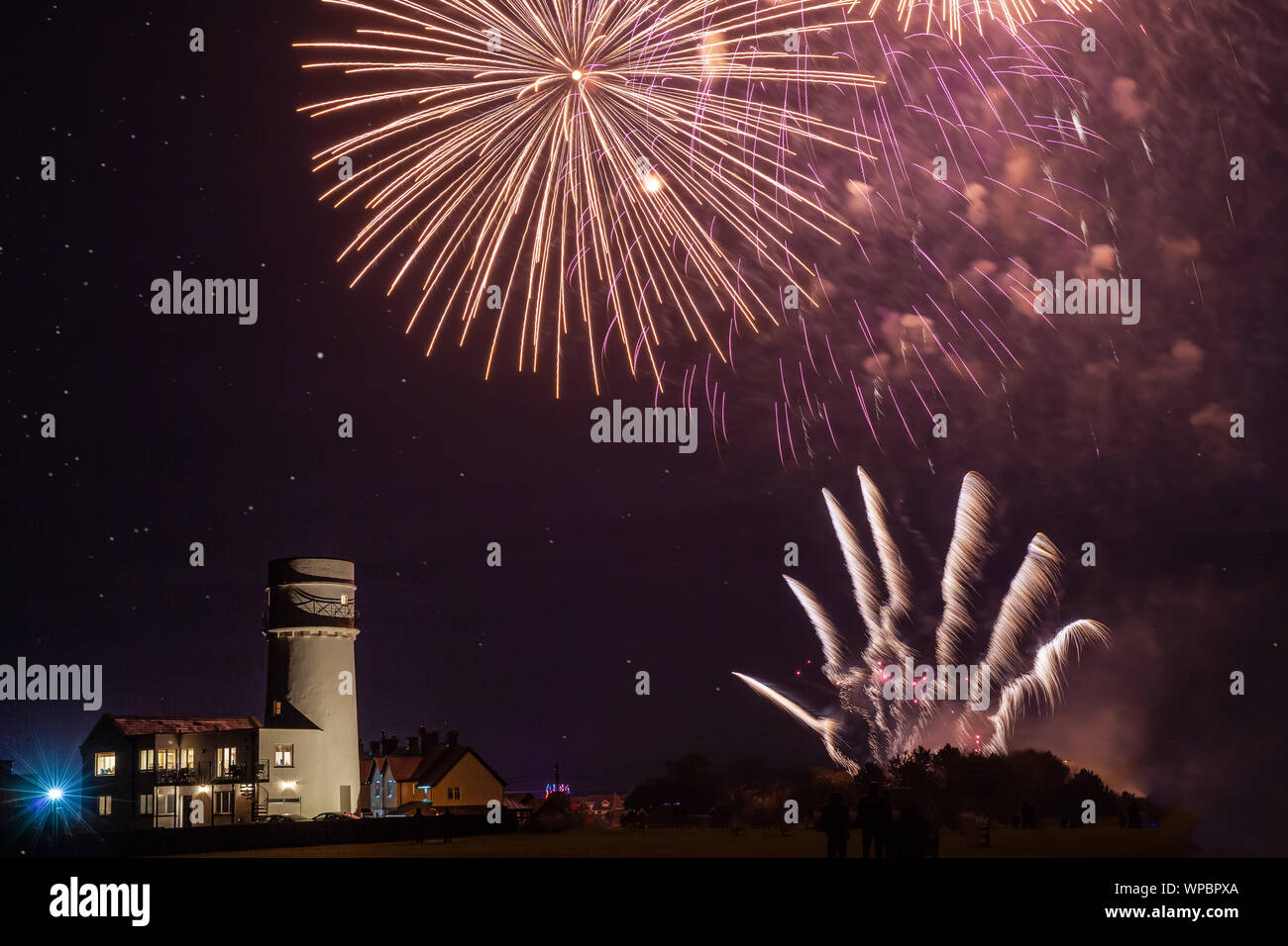 Feier Feuerwerk in Norfolk UK auf guyfawkes Nacht. Schöne Pyrotechnik Explosion über Leuchtturm Stockfoto