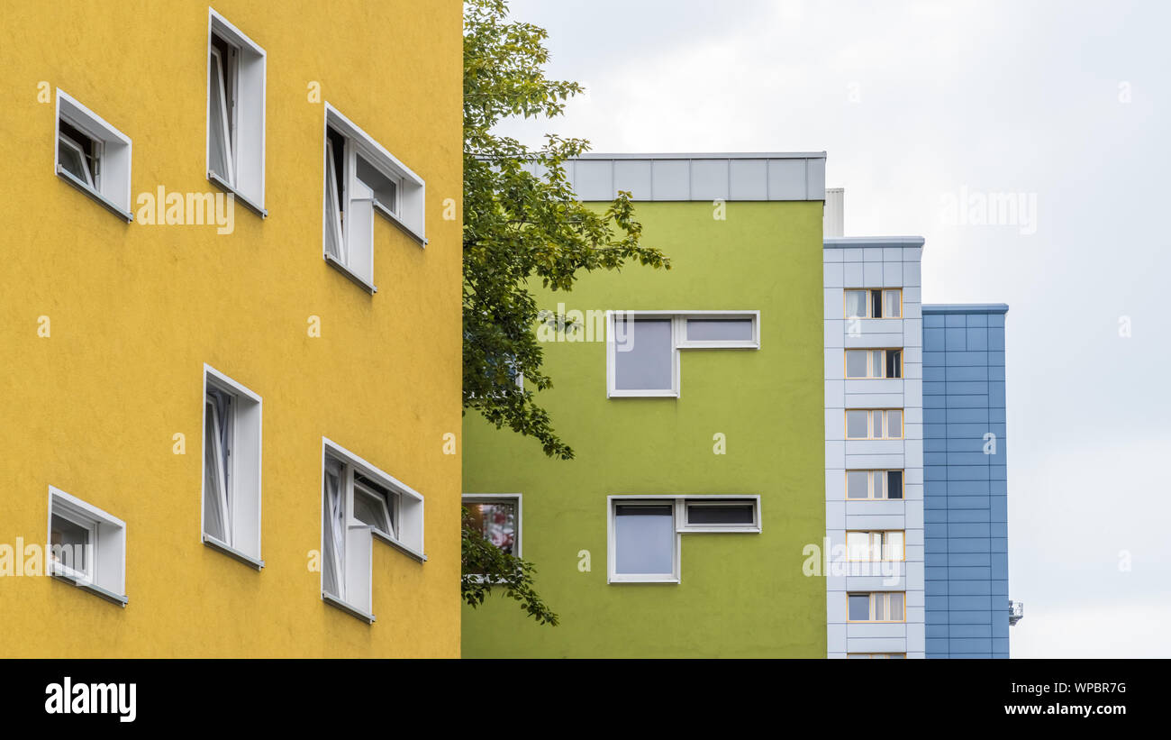 Bunte Gebäude vor Wolkenhimmel Stockfoto