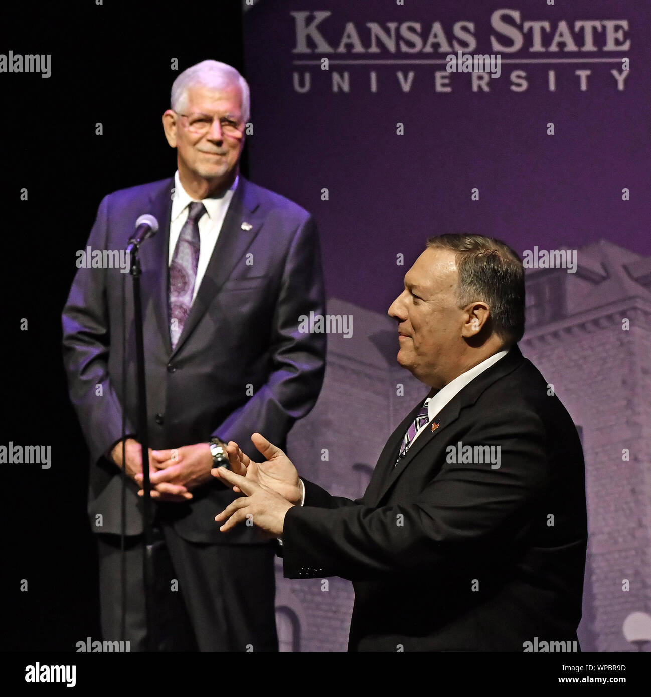 Manhattan, Kansas, USA, September 6, 2019. United States Staatssekretär Mike Pompeo Antworten eine Frage von einem Zuschauer während der Kansas State University Präsident Richard Myers nach Pompeo den ersten Landon Vortrag gab dieses Schuljahres Credit aussieht: Mark Reinstein/MediaPunch Stockfoto