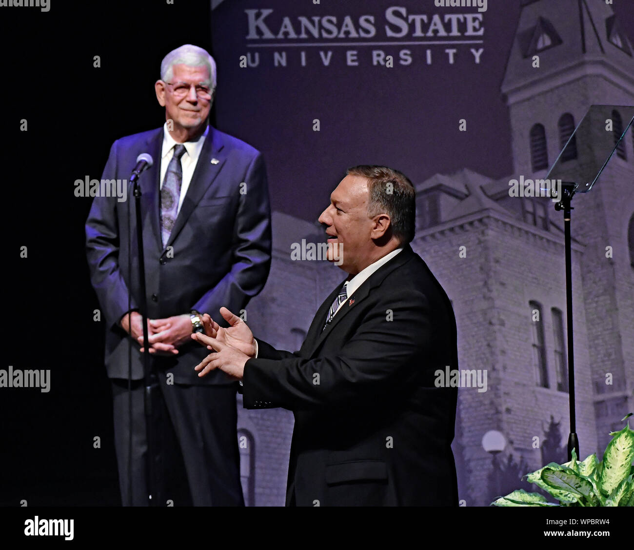 Manhattan, Kansas, USA, September 6, 2019. United States Staatssekretär Mike Pompeo Antworten eine Frage von einem Zuschauer während der Kansas State University Präsident Richard Myers nach Pompeo den ersten Landon Vortrag gab dieses Schuljahres Credit aussieht: Mark Reinstein/MediaPunch Stockfoto