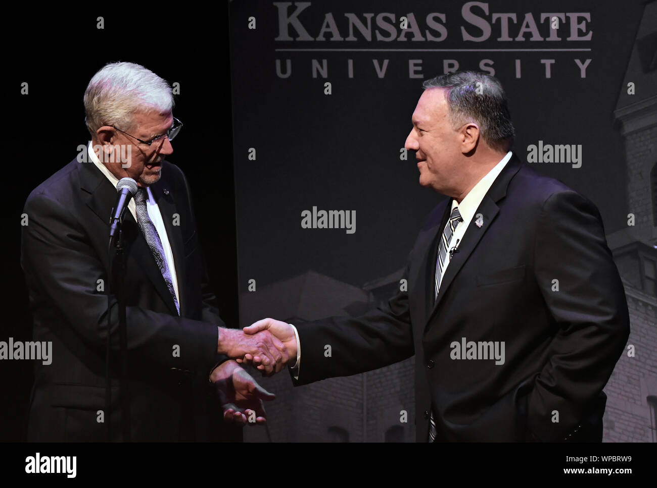 Manhattan, Kansas, USA, September 6, 2019. Kansas State University Präsident Richard Myers schüttelt Hände mit Außenministerin der Regierung der Vereinigten Staaten, Mike Pompeo zum Abschluss der Pompeo's Landon Vortrag heute Credit: Mark Reinstein/MediaPunch Stockfoto