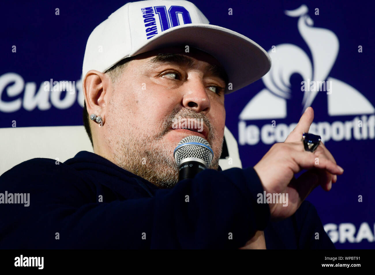 La Plata, Argentinien. 08 Sep, 2019. Ehemalige Fußballspieler Diego Maradona spricht auf der Bühne bei seinem ersten Training im Gimnasia y Esgrima Fußballverein aus La Plata, 60 Kilometer südlich von der Hauptstadt. Credit: Gustavo Ortiz/dpa/Alamy leben Nachrichten Stockfoto