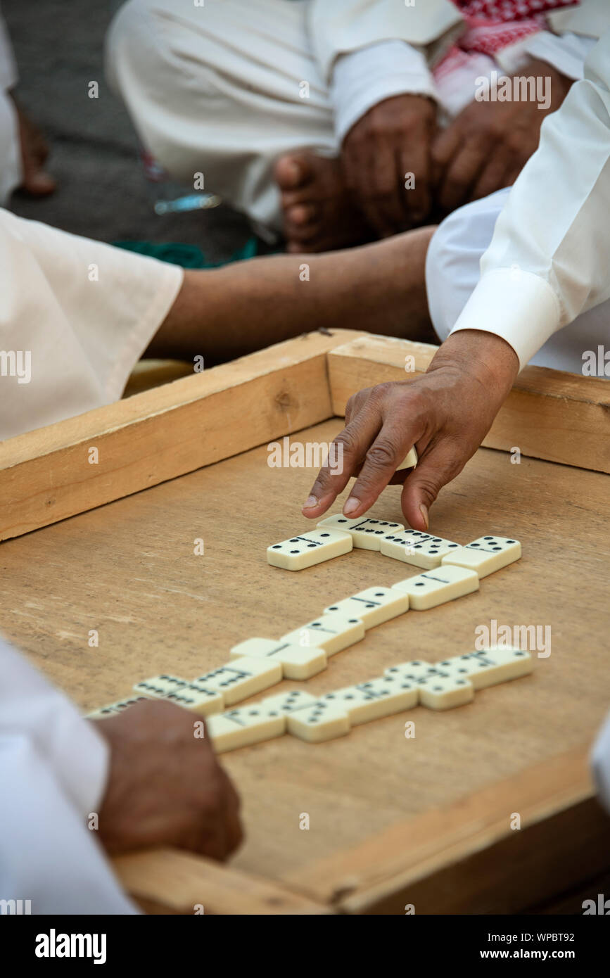 Gruppe Männer Domino spielen in Al Balad, dem historischen Viertel von Jeddah, Saudi Arabien. Die Männer treffen auf wöchentlicher Basis Domino zu spielen Stockfoto