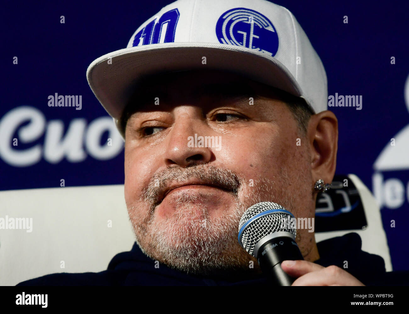 La Plata, Argentinien. 08 Sep, 2019. Ehemalige Fußballspieler Diego Maradona spricht auf der Bühne bei seinem ersten Training im Gimnasia y Esgrima Fußballverein aus La Plata, 60 Kilometer südlich von der Hauptstadt. Credit: Gustavo Ortiz/dpa/Alamy leben Nachrichten Stockfoto