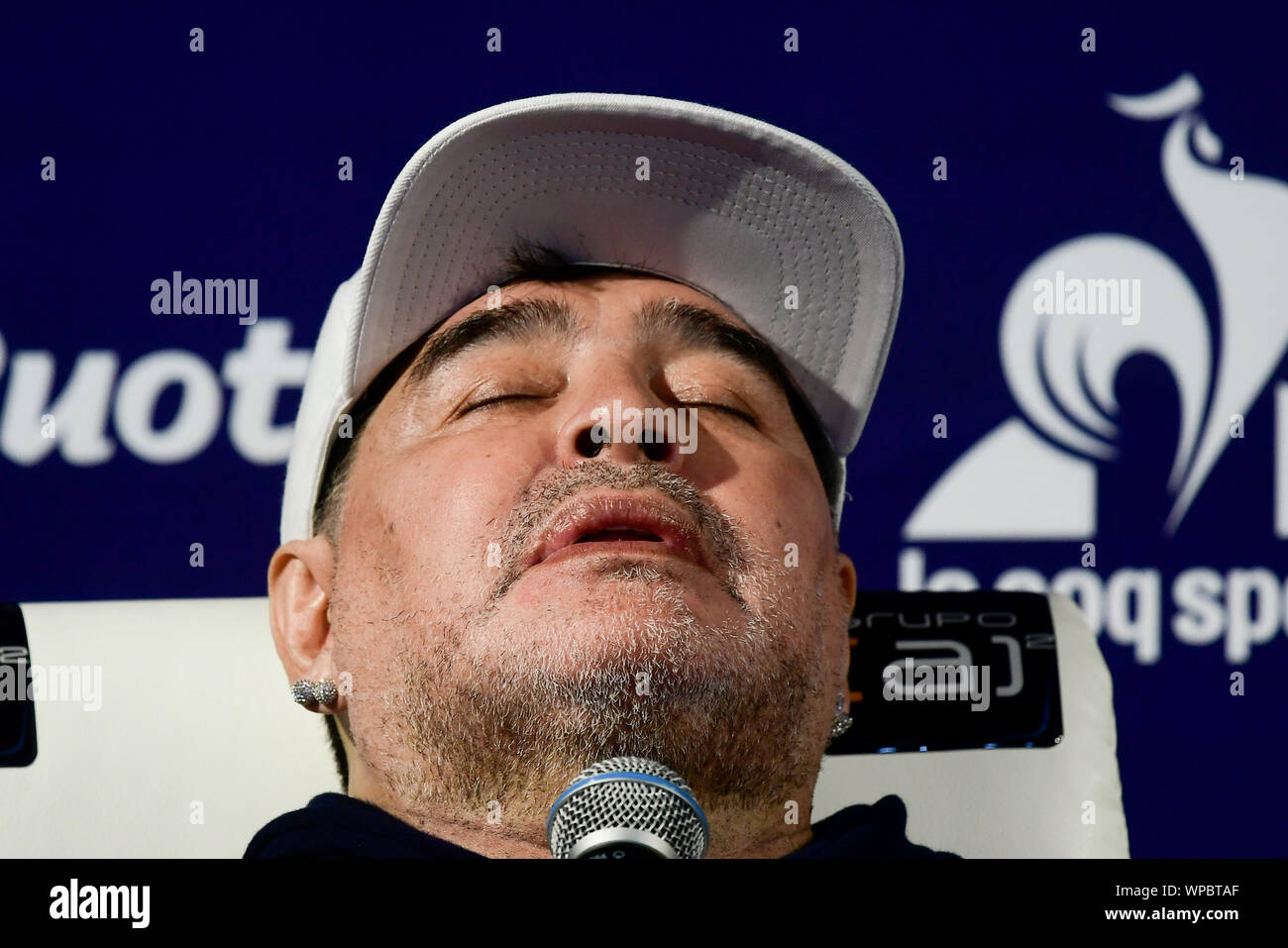 La Plata, Argentinien. 08 Sep, 2019. Ehemalige Fußballspieler Diego Maradona spricht auf der Bühne bei seinem ersten Training im Gimnasia y Esgrima Fußballverein aus La Plata, 60 Kilometer südlich von der Hauptstadt. Credit: Gustavo Ortiz/dpa/Alamy leben Nachrichten Stockfoto