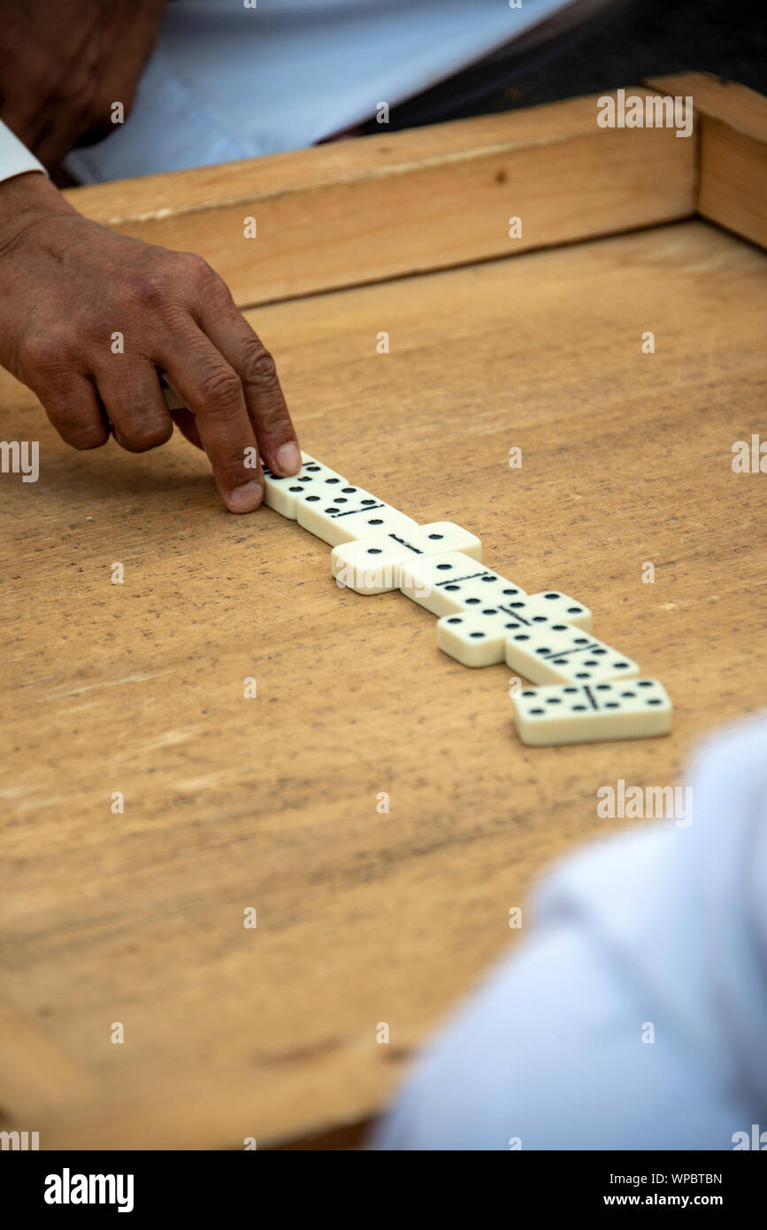 Gruppe Männer Domino spielen in Al Balad, dem historischen Viertel von Jeddah, Saudi Arabien. Die Männer treffen auf wöchentlicher Basis Domino zu spielen Stockfoto