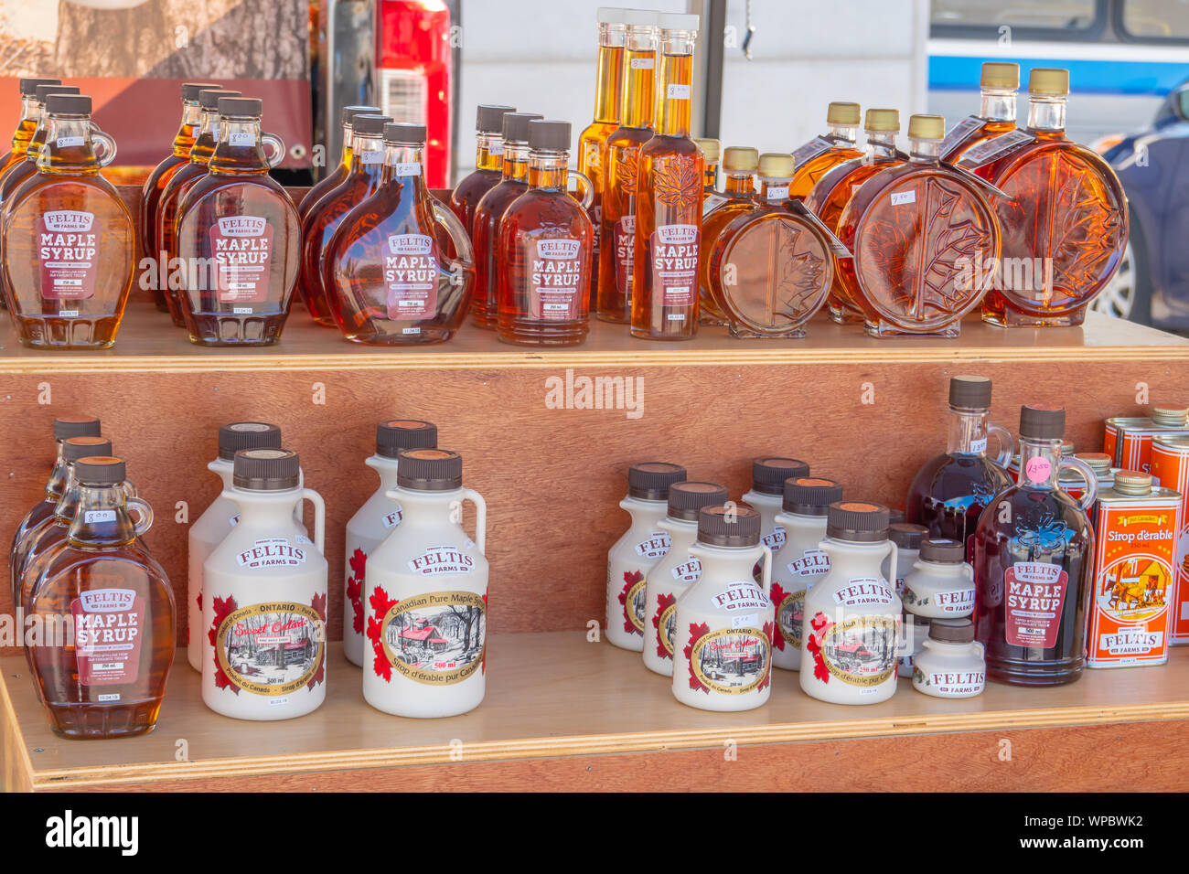 Anzeige von reinem, kanadischem Ahornsirup zum Verkauf zu einem Bauernmarkt. Stockfoto