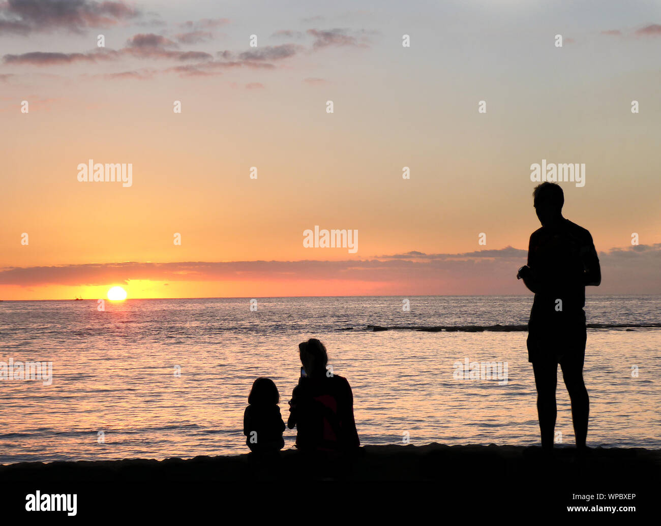 Familie beobachten Sonnenuntergang am Fanabe Beach, Costa Adeje, Teneriffa Stockfoto