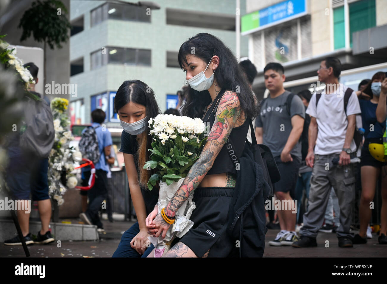 Hongkong, China. 7. Sep 2019. Frauen knien vor der Gedenkstätte im Prince Edward MTR-Station in Hongkong am 7. September 2019. Die Demonstranten haben die Behörden aufgerufen, CCTV-Aufnahmen von einem gewalttätigen Polizei Durchgreifen zu relase. Foto von Thomas Maresca/UPI Quelle: UPI/Alamy leben Nachrichten Stockfoto