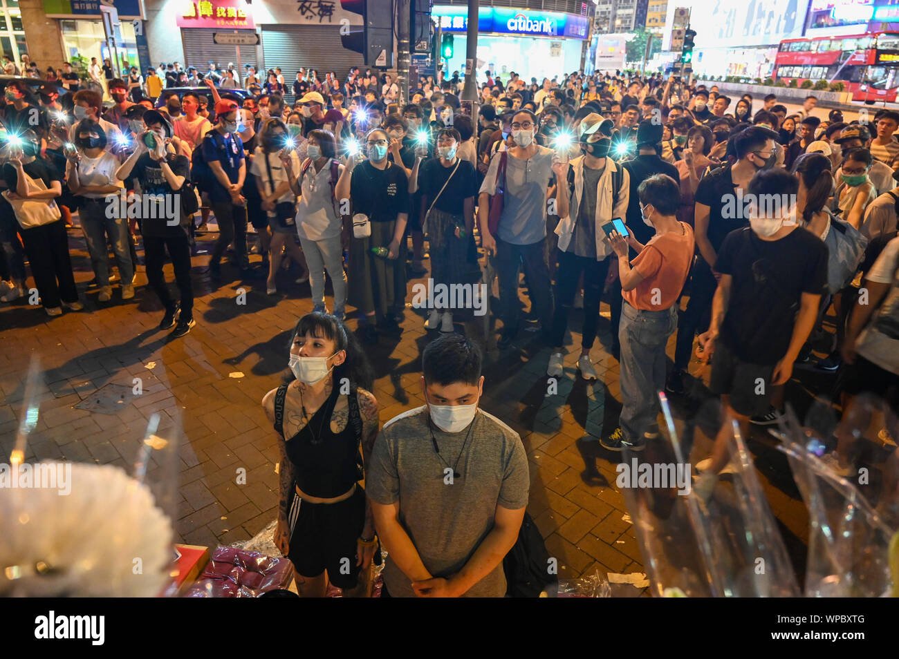 Hongkong, China. 7. Sep 2019. Eine Masse glänzt Handy Taschenlampen während ein Denkmal am Eingang des Prince Edward MTR-Station in Hongkong am 7. September 2019. Die Demonstranten haben die Behörden aufgerufen, CCTV-Aufnahmen von einem gewalttätigen Polizei Durchgreifen zu relase. Foto von Thomas Maresca/UPI Quelle: UPI/Alamy leben Nachrichten Stockfoto