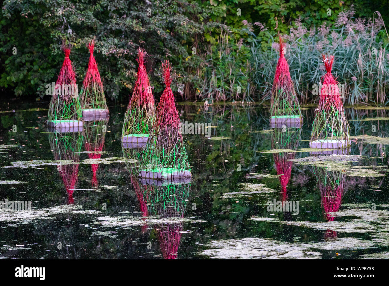 Das Objekt der Land Art an der Universität Vilnius botanischen Garten. 15 Erde Kunst Ausstellung "Entdeckung" am Tag der Eröffnung Stockfoto