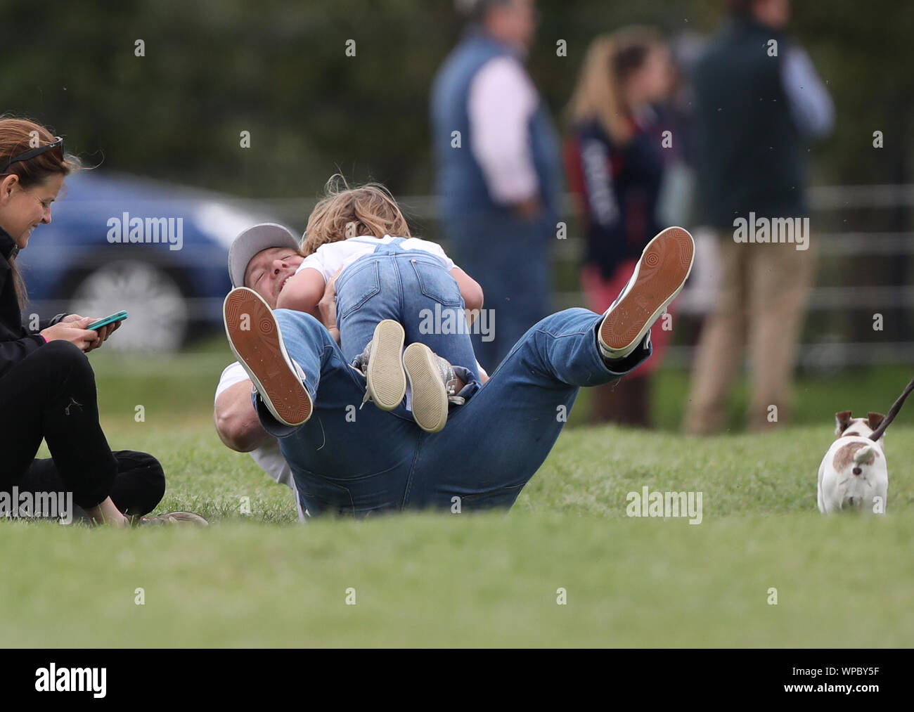 Mike und Mia Tindall Spaß haben, bevor Sie Zara Tindall, die konkurrierenden auf Klasse Angelegenheit ist, cross country Tag (Tag 3) Am Land Rover Burghley Horse Trials, Stamford, Lincolnshire, am 7. September 2019. Stockfoto