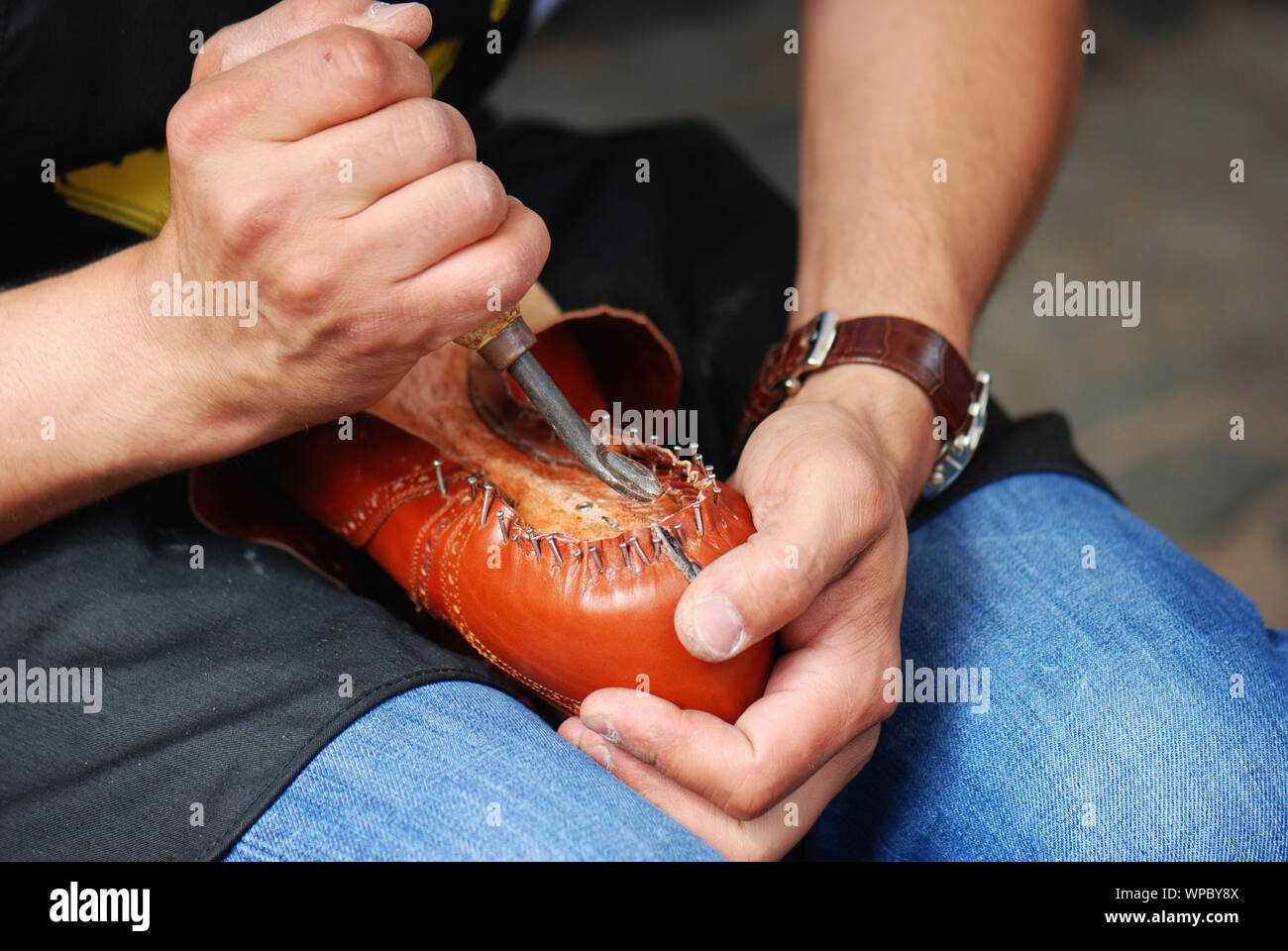 Traditionelle schuhmacherei von craftman Stockfoto