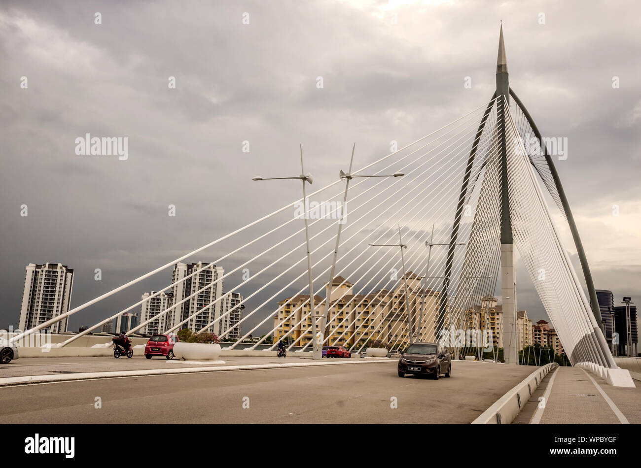 Die Seri Wawasan Brücke ist eine der wichtigsten Brücken in die geplante Stadt Putrajaya, Malaysia. Es ist eine doppelte dreispurigen Fahrbahnen von 18,6 m Breite, Stockfoto