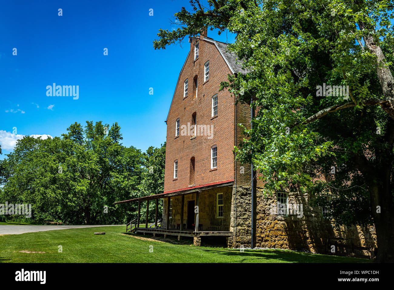 Die Bollinger Mill State Historic Site ist ein staatliches Eigentum, eine Mühle und eine überdachte Brücke, die vor dem Amerikanischen Bürgerkrieg in Burfordv Stockfoto