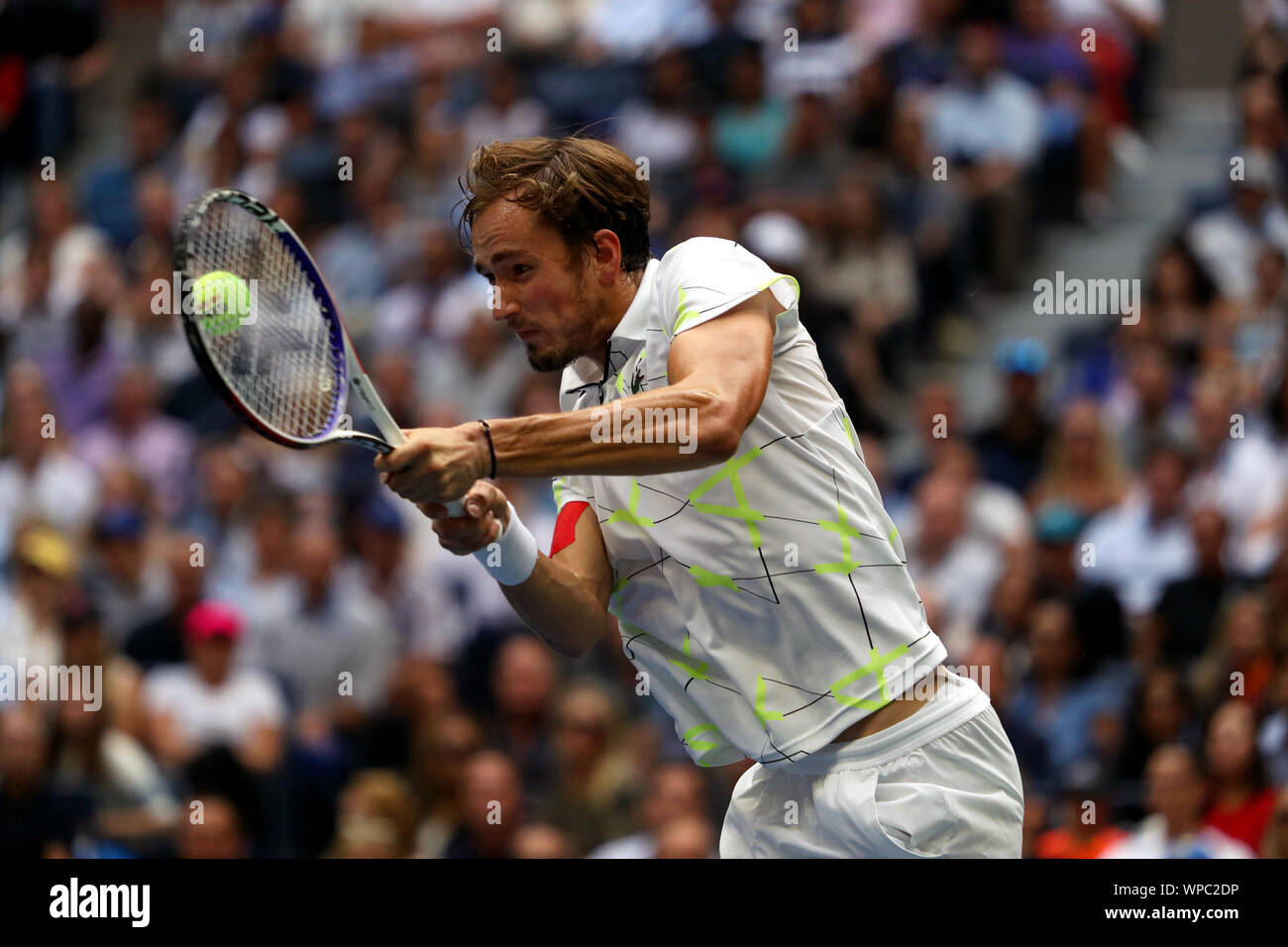 New York, Vereinigte Staaten. 08 Sep, 2019. Flushing Meadows, New York, Vereinigte Staaten - 8 September, 2019. Daniil Medwedew Russlands in Aktion gegen Rafael Nadal aus Spanien im Finale bei den uns heute geöffnet. Quelle: Adam Stoltman/Alamy leben Nachrichten Stockfoto