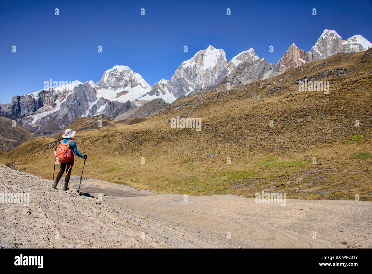 Epische Blick auf Yerupajá, Siula Grande und die hohen Gipfel der Cordillera Huayhuash, Peru Stockfoto