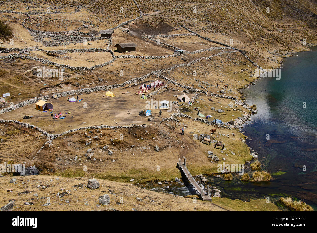 Die schönen Campingplatz an der Laguna Carhuacocha, Cordillera Huayhuash, Ancash, Peru Stockfoto