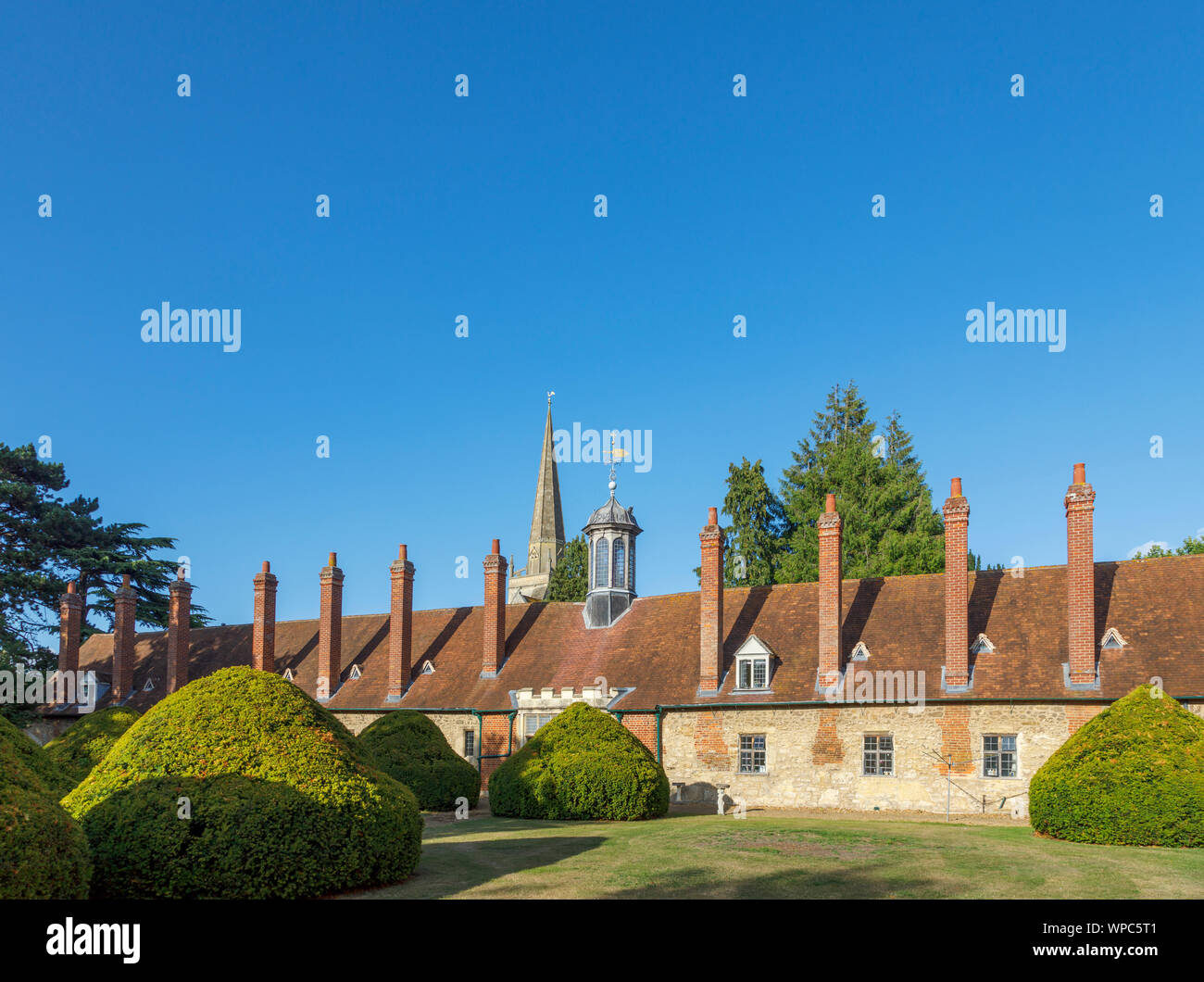 Rückseite der Langen Gasse Armenhäuser mit Dach Laterne und der St. Helen's Church, Abingdon-on-Thames, Oxfordshire, South East England, Großbritannien Stockfoto