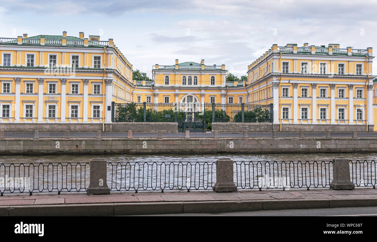 Derzhavin Palast mit Museum der Derzhavin und russische Literatur an der Fontanka Enbankment mit seinen 3-seitig Hof, in arachiten bekannt Stockfoto