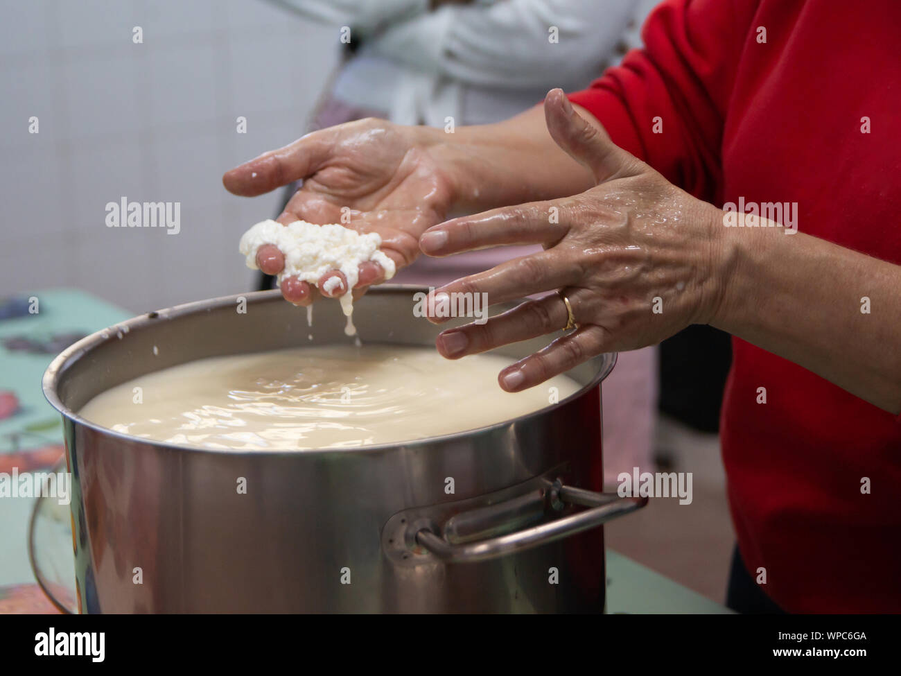Die Herstellung von Käse Stockfoto