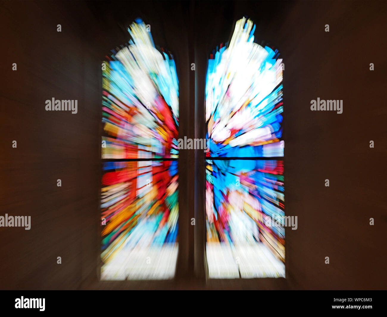 Kaleidoskop Effekt von bunten gezoomte Darstellung von rot-Blau- und Grüntöne der Buntglasfenster in der All Saints Church in Orton Cumbria, England, Großbritannien Stockfoto