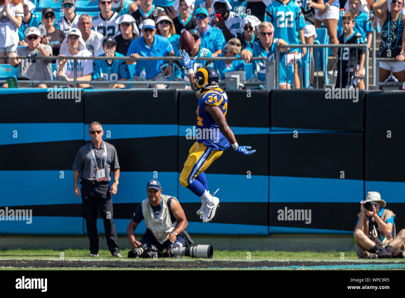 Charlotte, North Carolina, USA. 8. Sep 2019. Los Angeles Rams zurück läuft, Malcolm Brown (34) zählt einen Touchdown an der Bank von Amerika Stadium in Charlotte, NC. Los Angeles Rams mit 30 bis 27 über die Carolina Panthers gewinnen. Credit: Jason Walle/ZUMA Draht/Alamy leben Nachrichten Stockfoto