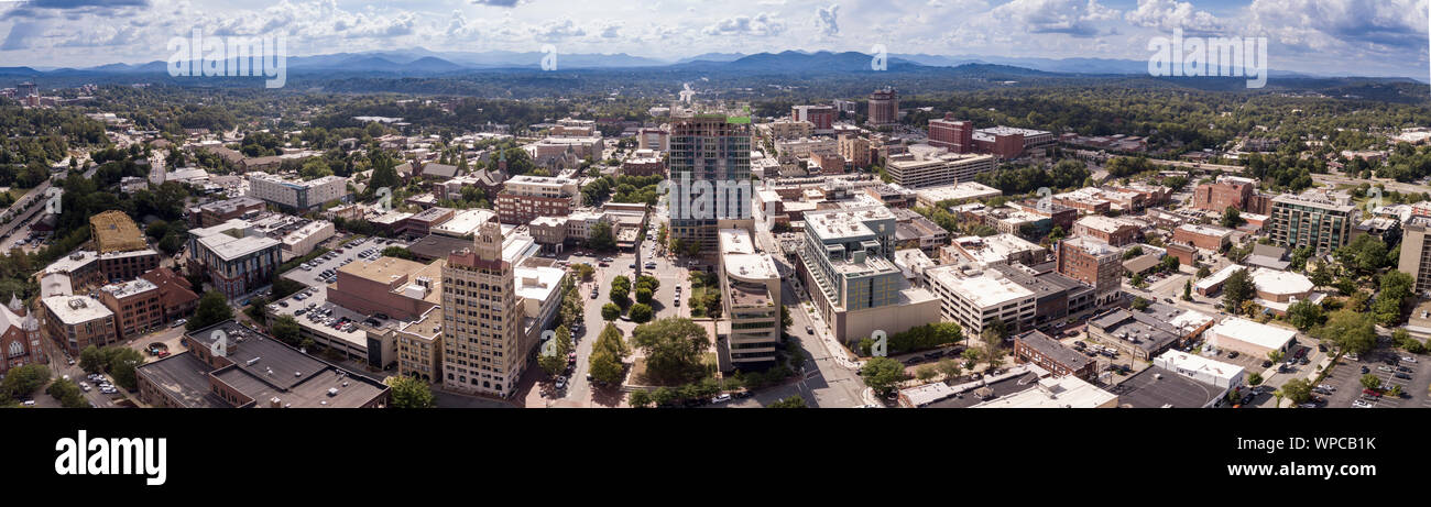 Antenne 180 Grad Panorama von Asheville, North Carolina Downtown. Stockfoto