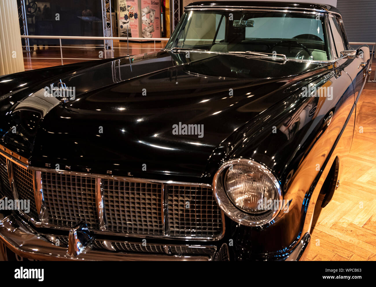 Dearborn, MI, USA - März 2019: Die 1956 Continental Mark II Limousine im Henry Ford Museum der Amerikanischen Innovation präsentiert. Stockfoto