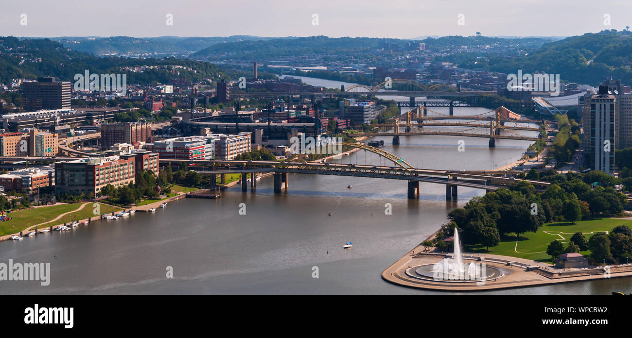 Der Punkt entlang mit dem Ft Duquesne, Clemente, Warhol, Carson, Veteranen und McCullough Brücken entlang mit PNC Park am Allegheny River, Pittsburgh, PA Stockfoto