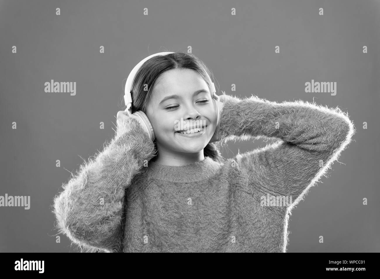 Machen Lärm leiser und Musik besser klingen. Kleines Mädchen mit Wohlklang. Cute kid listening track im Kopfhörer zu hören. Kleines Kind elektronischen Sound spielen in Kopfhörer genießen. Stockfoto