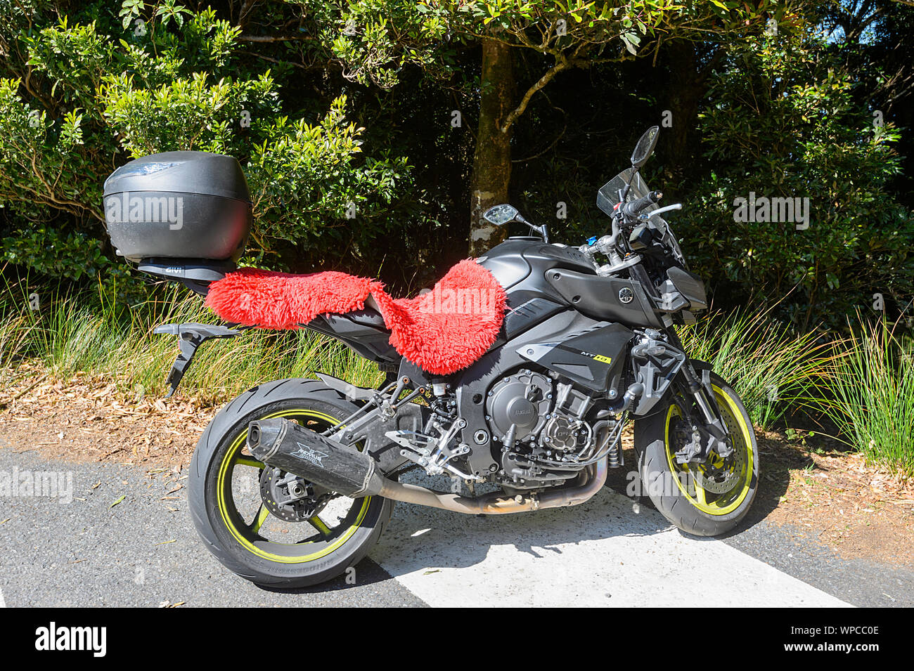 Yamaha MT-10 Motorrad mit einem roten Teppich, auf dem Sitz Stockfotografie  - Alamy