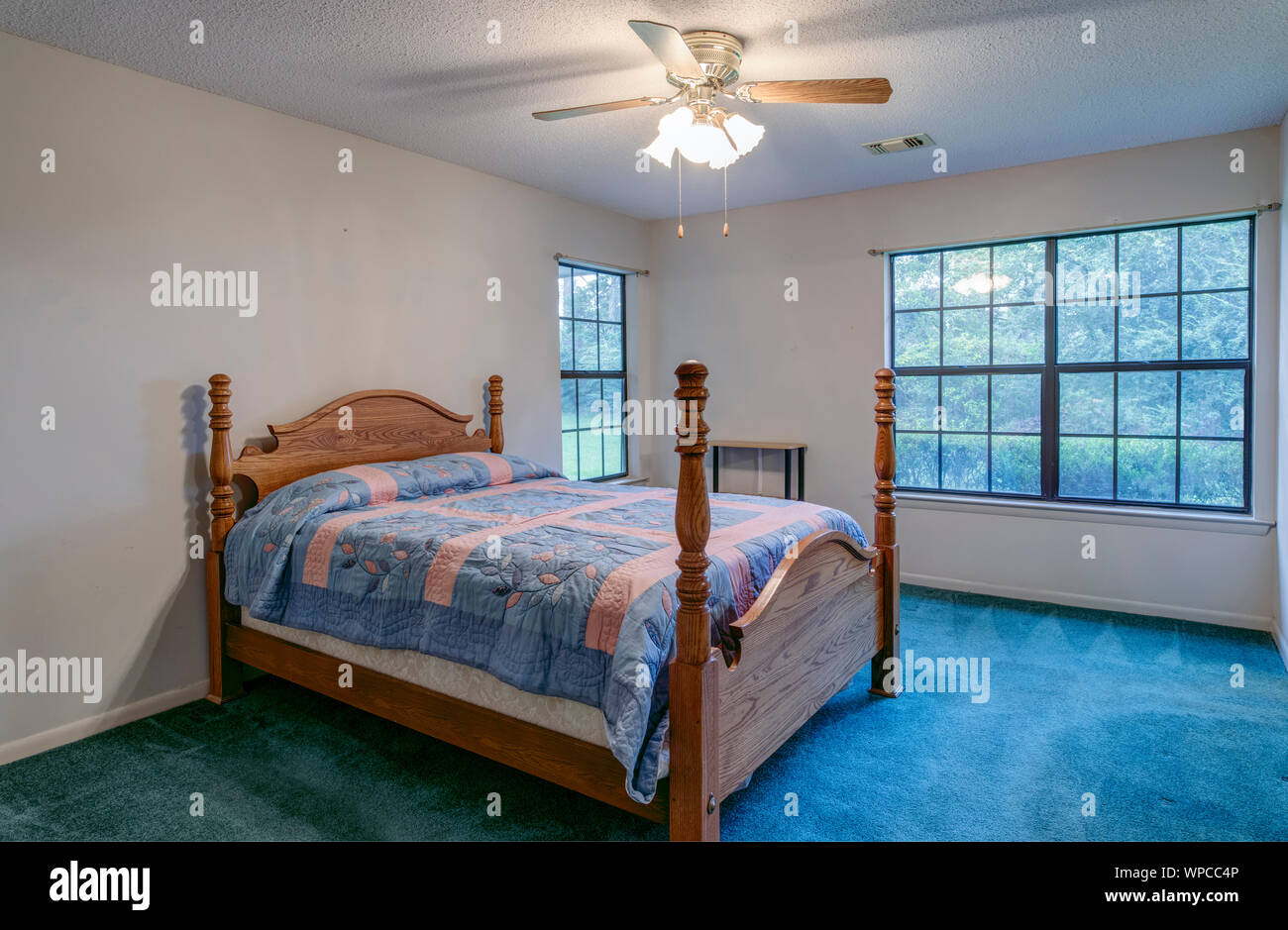 Innenraum der einfachen Vintage 1980 s Schlafzimmer mit Himmelbett. Stockfoto