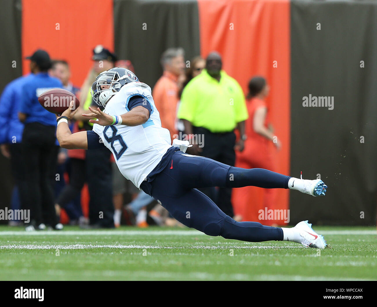 Tennessee Titans' quarterback Marcus Mariota wirft einen Pass, während er gegen die Cleveland Browns an FirstEnergy Stadion in Cleveland, Ohio am Sonntag fällt, 8. September 2019. Foto von Aaron Josefczyk/UPI Stockfoto