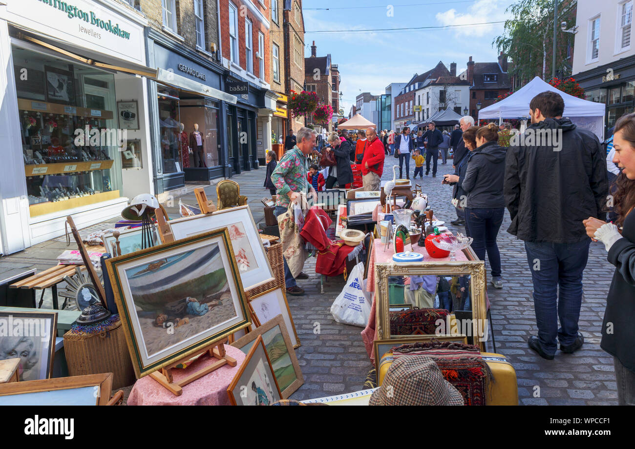 Am Straßenrand Markt mit Kunst und Bildern stall inGuildford Antike & Brocante Street Market, High Street, Guildford, Surrey, Südosten, England, Grossbritannien Stockfoto
