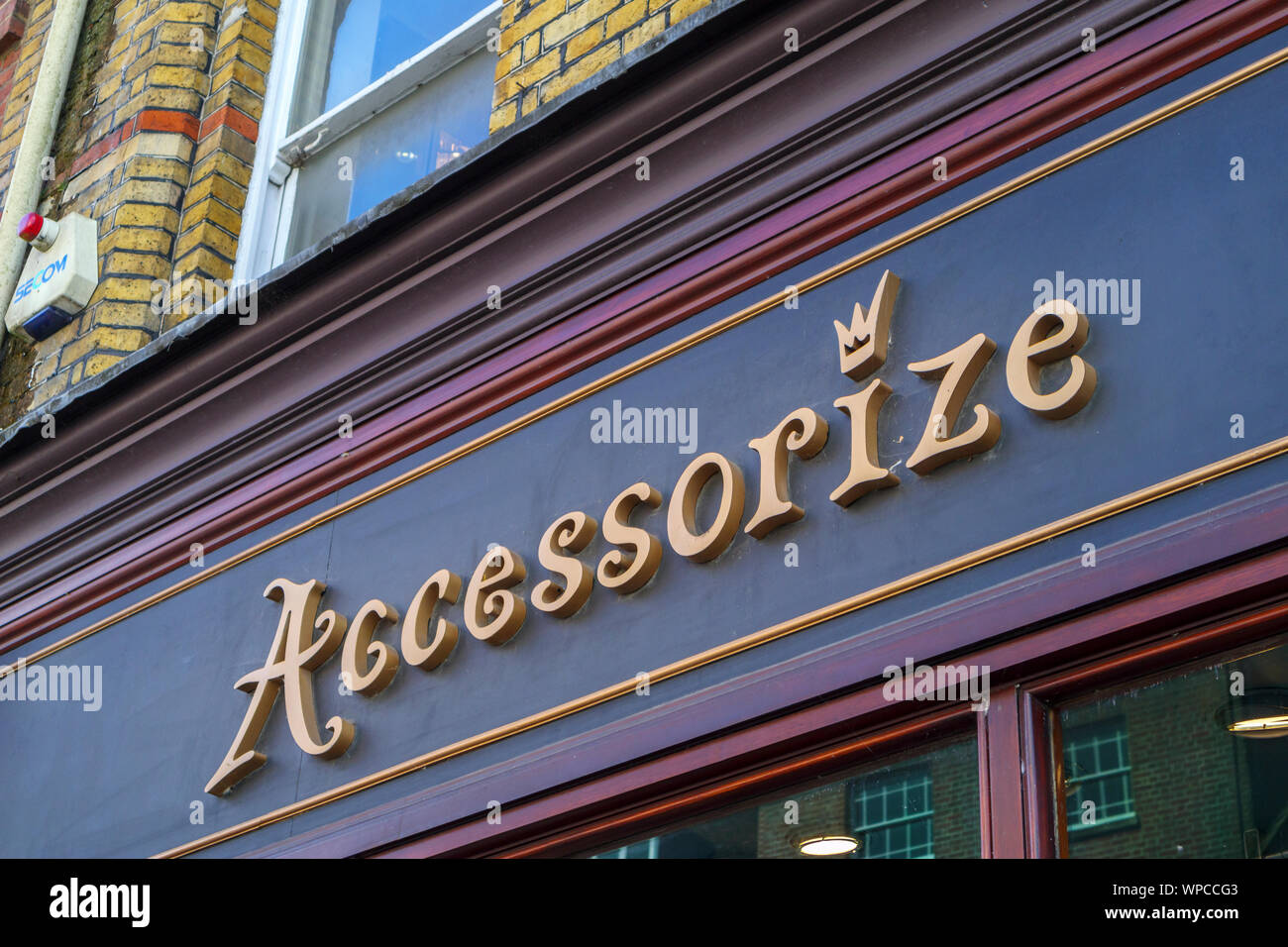 Name Accessorize auf der Fassade über dem Eingang zum Shop in der High Street, Guildford, Surrey, England, Großbritannien Stockfoto