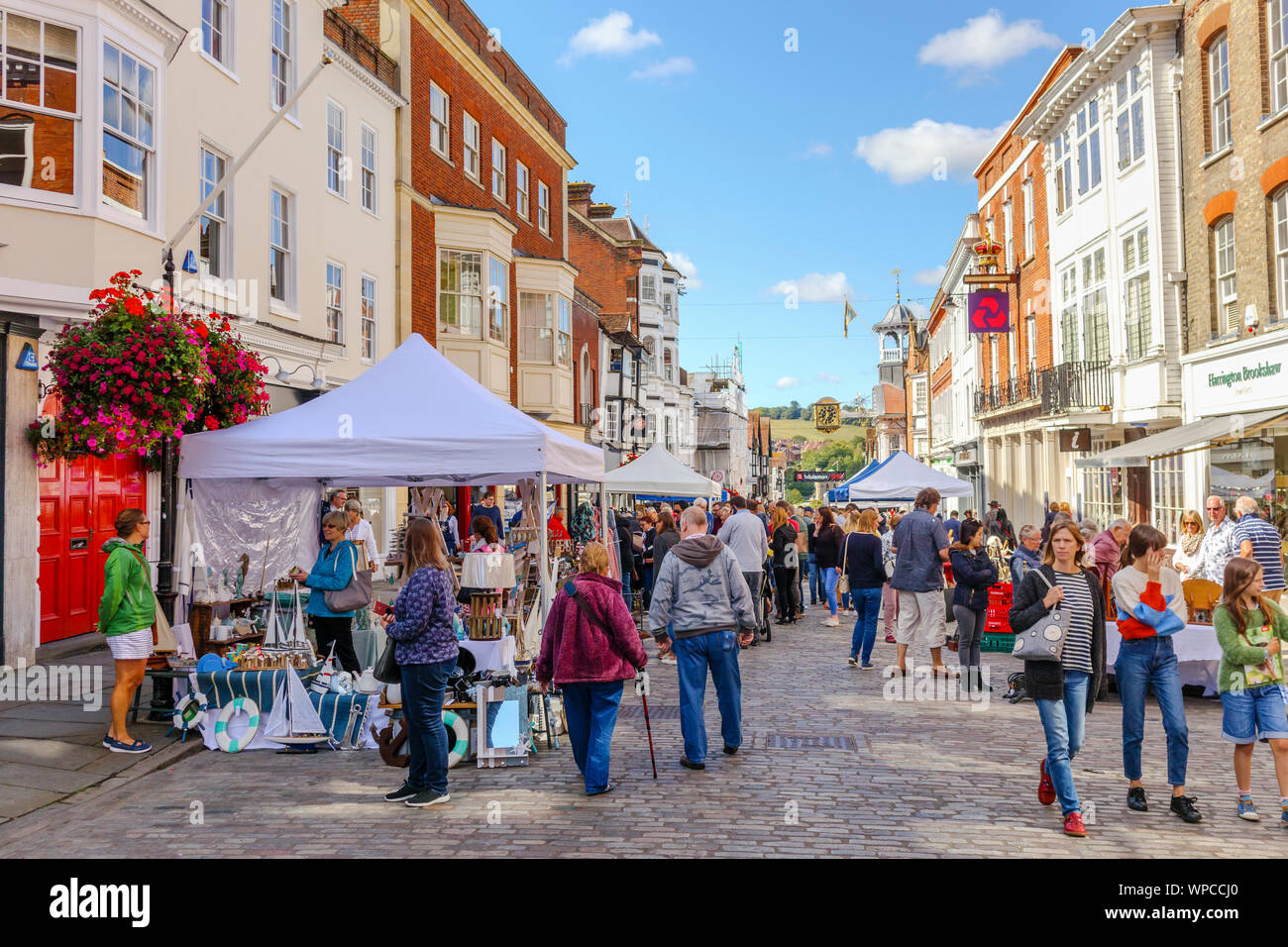 Abschaltdruck Blick auf den geschäftigen Guildford Antike & Brocante Street Market in der Fußgängerzone von High Street, Guildford, Surrey, Südosten, England, Grossbritannien Stockfoto