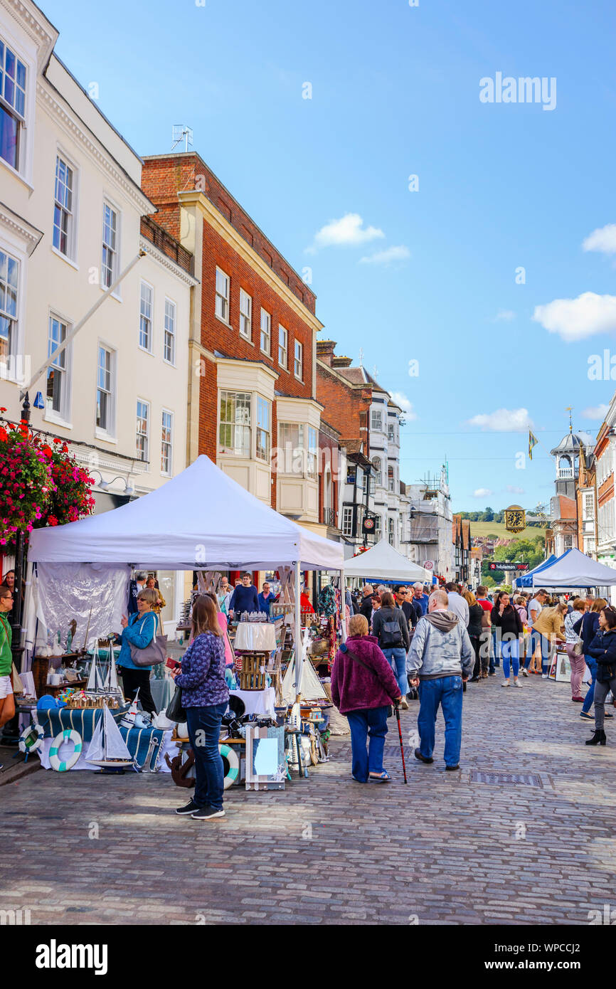 An der belebten Guildford Antike & Brocante Street Market in der Fußgängerzone von High Street, Guildford, Surrey, Südosten, England, Grossbritannien Stockfoto