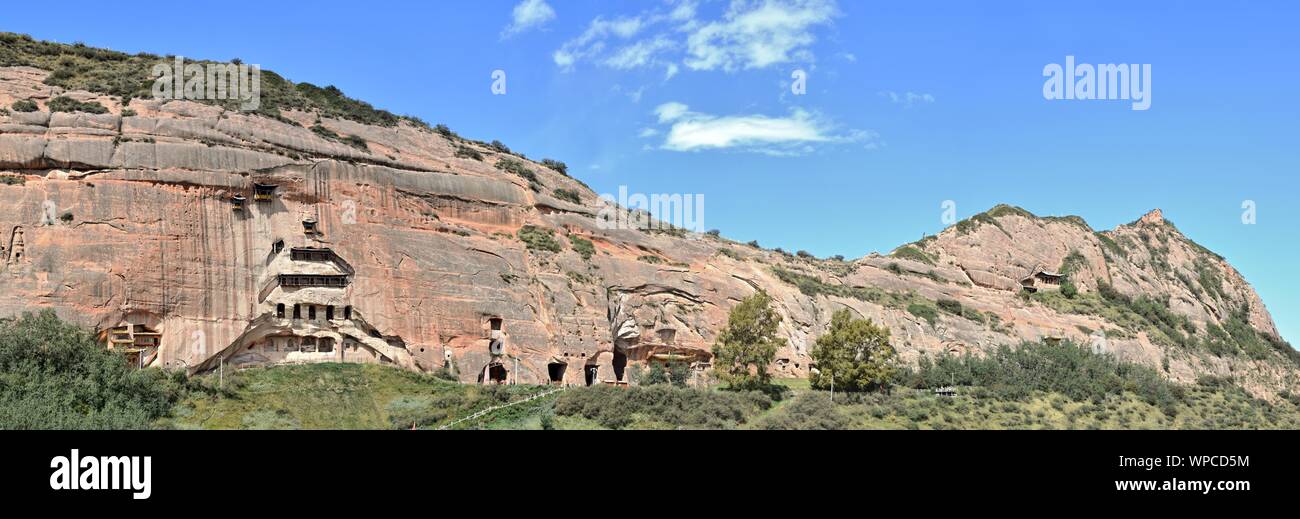 Eines der kleinen Höhlentempel in Matisi, der Pferdehuf Tempel, in der Nähe der Stadt Zhangye in der Provinz Gansu in China. Stockfoto