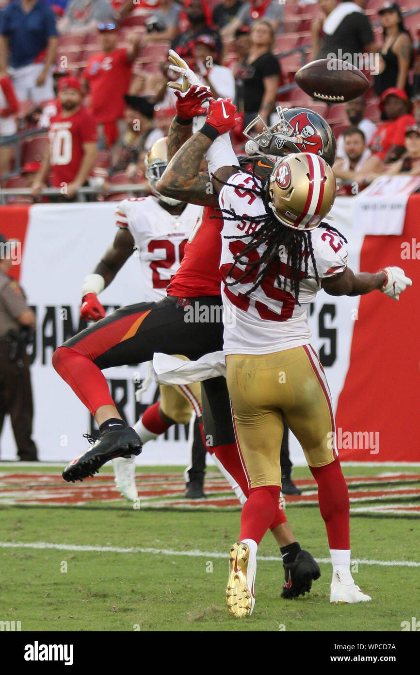 Tampa, Florida, USA. 8. Sep 2019. San Francisco 49ers cornerback Richard Sherman (25) Bricht ein Pass gegen Tampa Bay Buccaneers wide receiver Mike Evans (13) Während die NFL Spiel zwischen den San Francisco 49ers und die Tampa Bay Buccaneers bei Raymond James Stadium in Tampa, Florida statt. Andrew J. Kramer/Cal Sport Media/Alamy leben Nachrichten Stockfoto