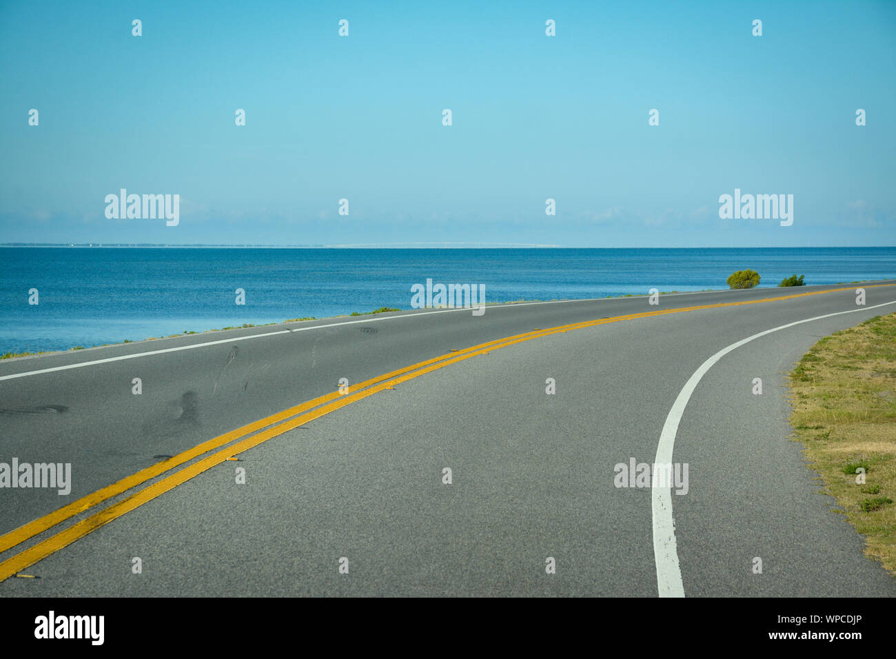 Eine wunderschöne Küste fahren Sie auf der Big Bend Scenic Byway Coastal Trail, US Highway 98 im Nordwesten Fl, in der Nähe von Titusville, FL, USA Stockfoto