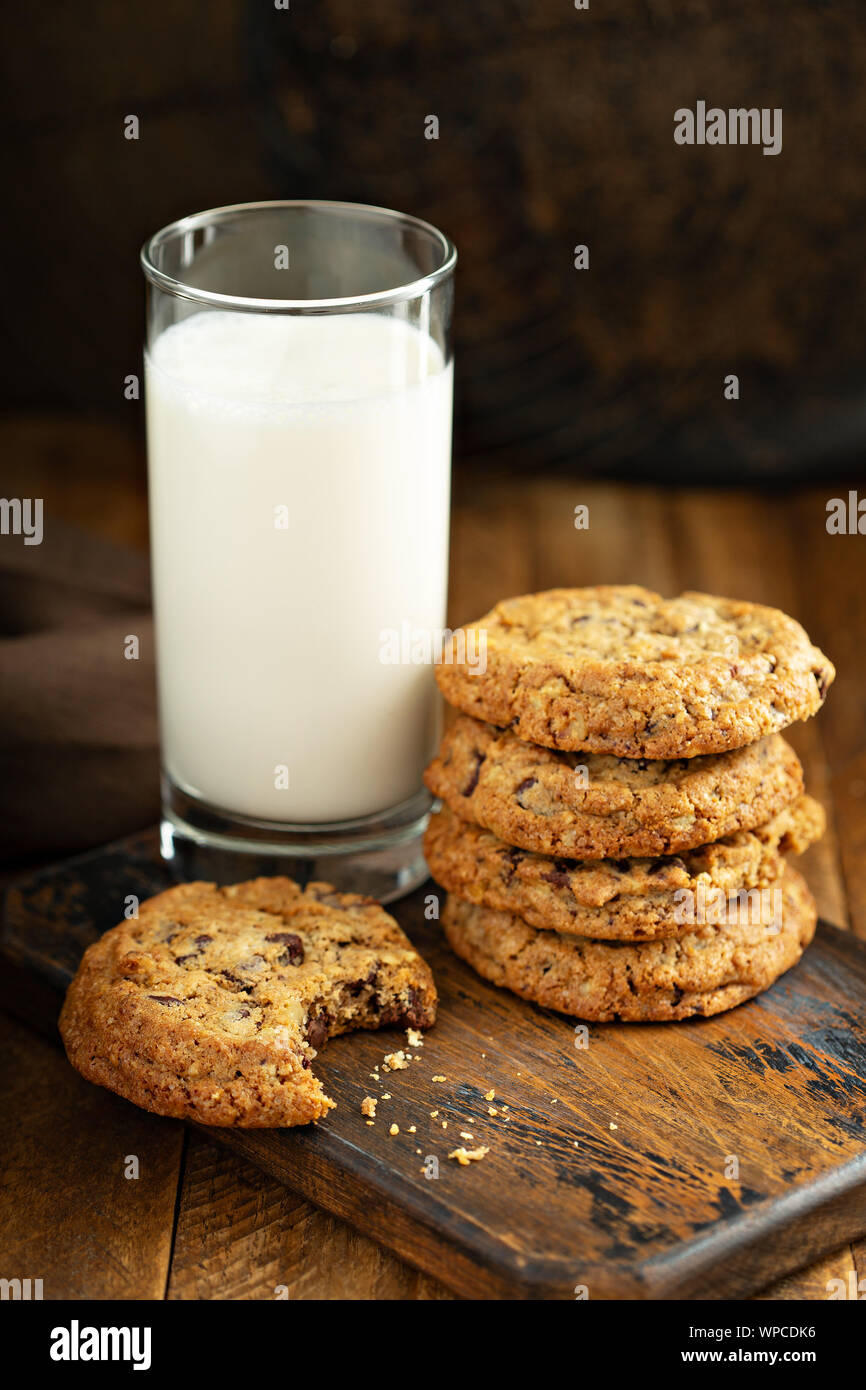 Chocolate chunk Cookies mit einem Glas Milch Stockfoto